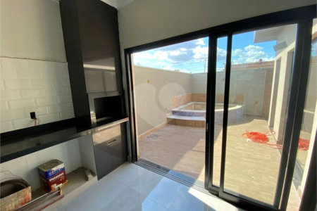 Casa térrea no Condomínio Reserva Imperial.