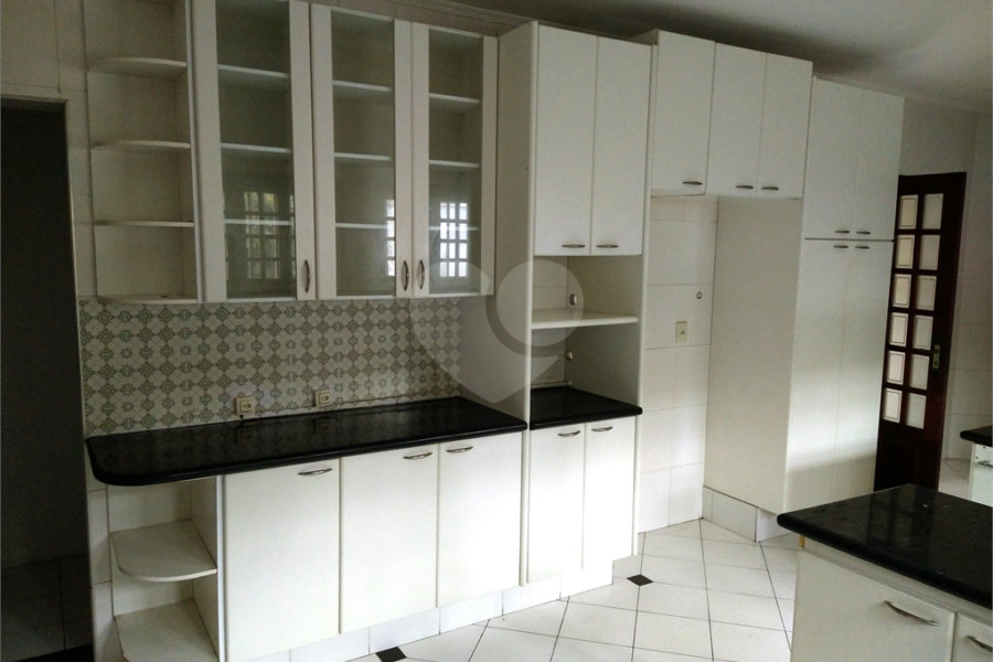 SOBRADO DE 426,0 M² COM 04 SUITES, SALÃO DE FESTAS, 06 VAGAS,06 BANHEIROS E PISCINA PARA LOCAÇÃO OU VENDA NO BARRO BRANCO