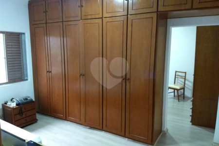 CASA TÉRREA À VENDA NA MOOCA - COM PORTEIRA FECHADA.