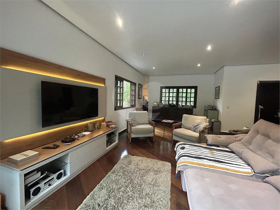 Casa em condomínio com 3 dormitórios, 01 suíte, garagem para 06 carros, área gourmet, piscina.