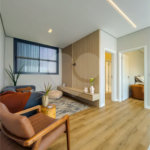 Indaiatuba - Condominio Villa Sapezal - 318 m² de Terreno - 230 m² de Área Construída - 3 suítes, sendo 1 Master com closet planejado - Sala de TV - Sala de estar integrada à Sala de jantar - Cozinha com móveis planejados - Despensa - Escritório planejado - Lavabo - Piscina com preparação para aquec