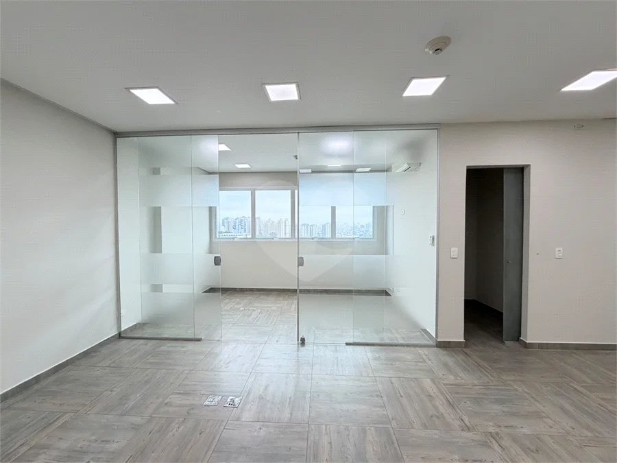 Sala para locação Domo Business 101 m - 2 vagas - Sala com divisórias, ar condicionado e banheiro.