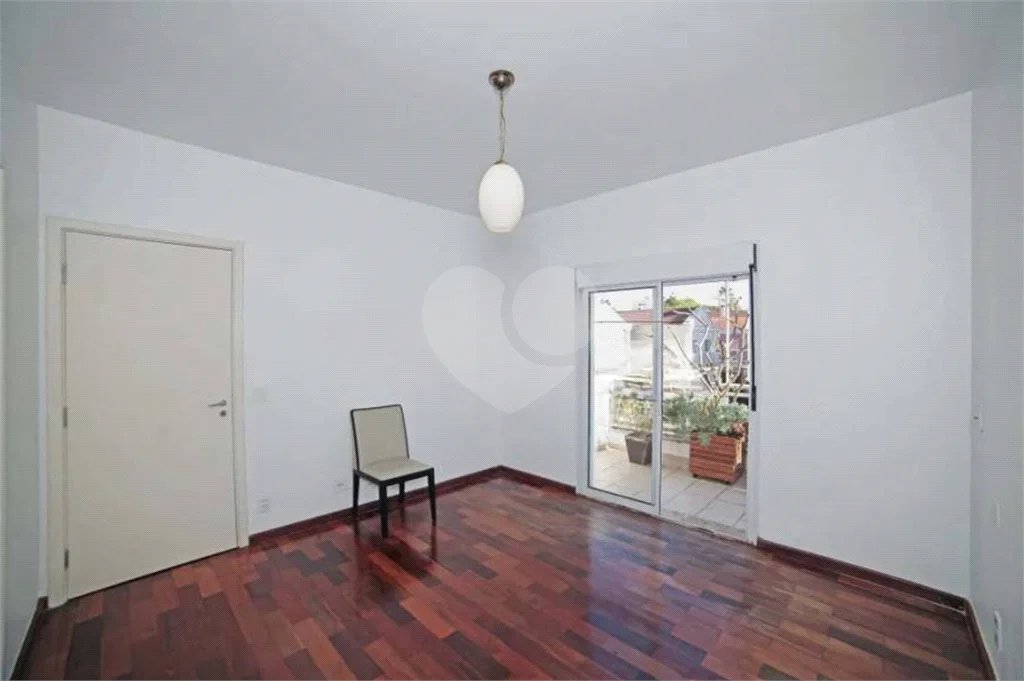 Casa à venda ou para alugar com 5 quartos, sendo 3 suítes, no condomínio Villa Florida, São Paulo - SP