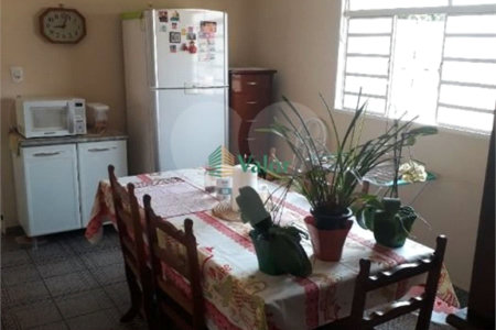 Ampla casa no condomÍnio Parque Fehr, contendo: