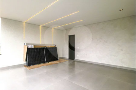 Casa Térrea – Condomínio Maria Cândida - 300 m² de terreno - 212 m² de área construída - 4 vagas de garagem, sendo 2 cobertas - Sala de jantar e estar integradas, com pé-direito duplo e cortina - 3 suítes com ar-condicionado, sendo 1 master com closet – planejado – Roupeiro – Escritório - Cozinha