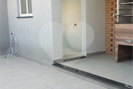 Sobrado novo com 3 suítes, 4 vagas, espaço gourmet com churrasqueira, jardim de inverno e acabamento premium. Conforto, modernidade e sofisticação.