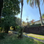 Casa com Piscina, Sauna e Edícula em Rua Arborizada no Tremembé
