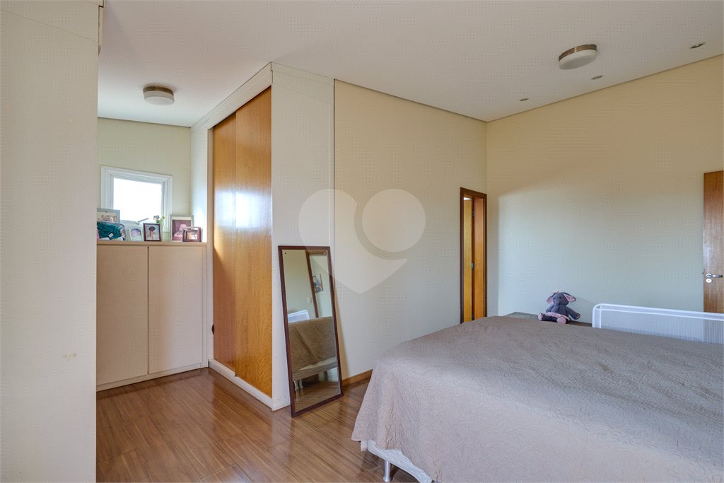 Casa à venda com 5 quartos, sendo 3 suítes, no condomínio Triplex, São Paulo - SP