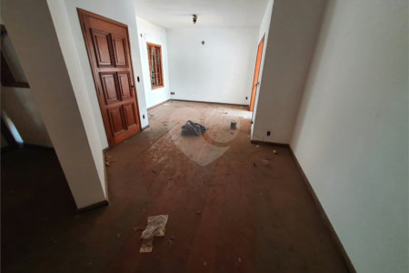 Casa térrea com 5 dormitórios, sendo 2 suítes.
