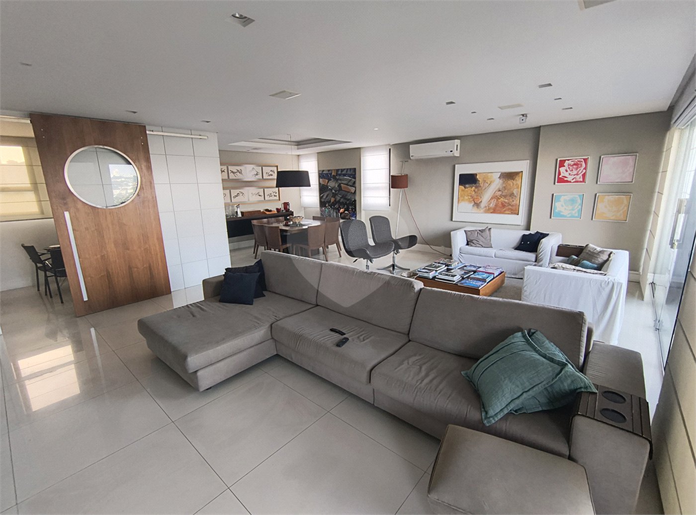 Este amplo apartamento de 290 m², completamente reformado, reúne sofisticação,