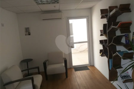 Conjunto comercial duplex à venda na Aclimação. Andar inteiro, puro charme!