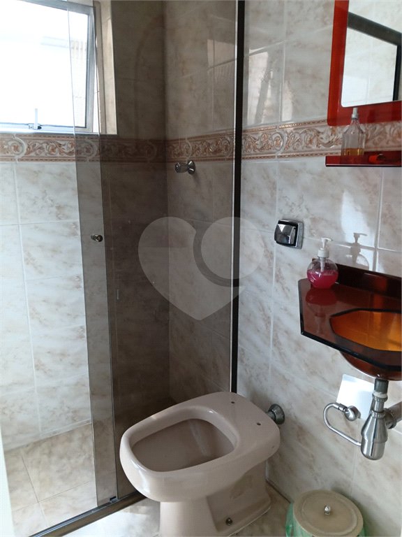 Sobrado em condomínio fechado com 3 dormitórios e 100m2