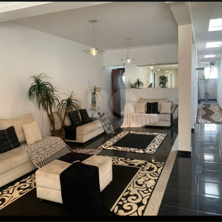 Sobrado de 242 m² com 3 Suítes e 4 Vagas de Garagem no Ipiranga