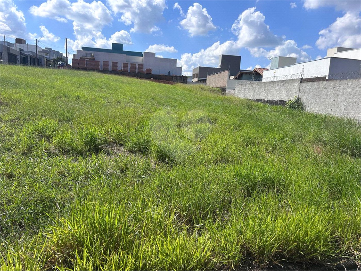 Terreno amplo localizado a venda.