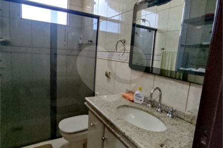 Sobrado espaçoso com 3 quartos,no Parque Fehr á Venda!