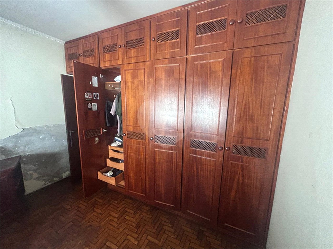Casa espaçosa e confortável em um bairro tranquilo a venda.