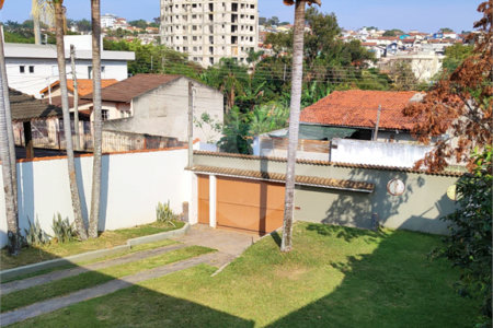 Excelente residência com 04 suítes e quintal em Atibaia .