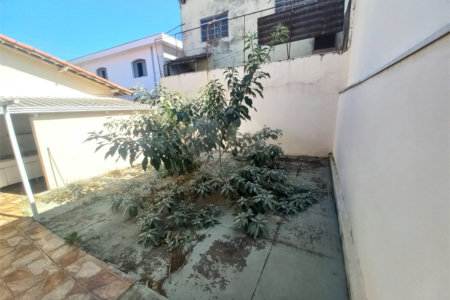 Casa térrea com 2 dormitórios.