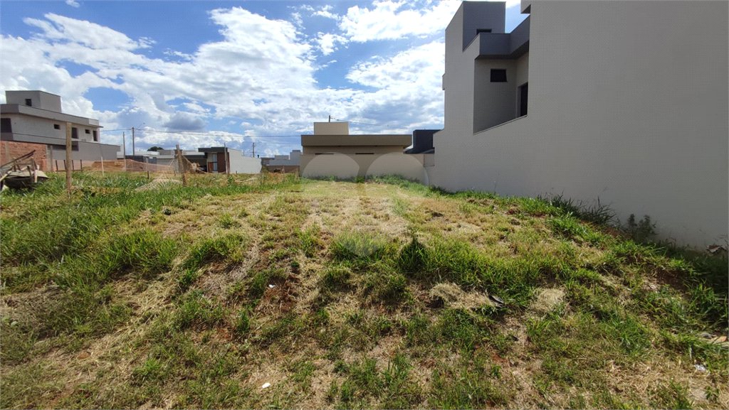 Lote à Venda em São Carlos, no Condomínio Villeneuve I