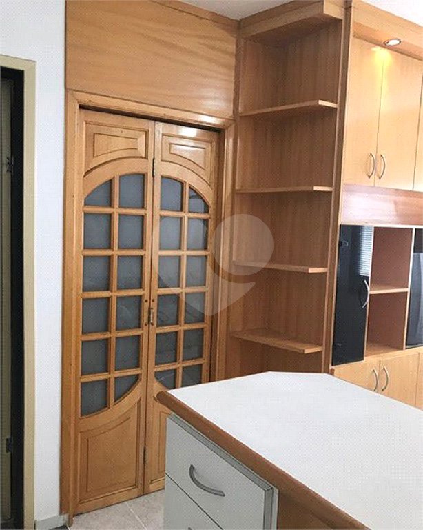 Apartamento mobiliado de 32m2 com 1 dormitório e 1 vaga para locação na Santa Cecília