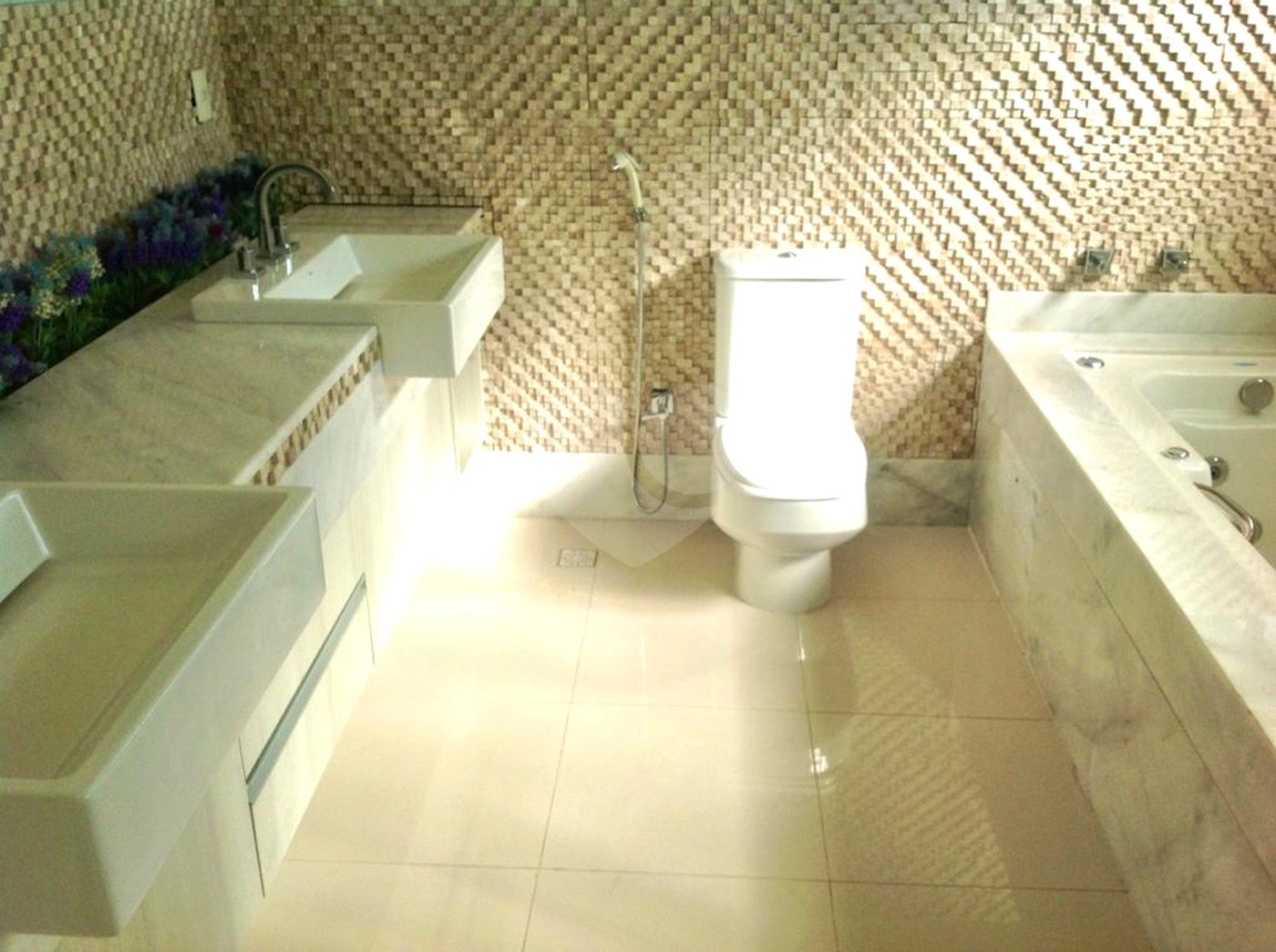 Indaiatuba - Casa no Condomínio Amstalden - Sobrado - 4 suítes - 2 banheiros sociais - Piscina aquecida com Hidro - Móveis planejados - 334,89 de obra - 370 construção com a piscina - IPTU 513,00 - Condomínio 1091,00 - Condomínio com salão de festa - Quadra de futebol - Lago para pescas
