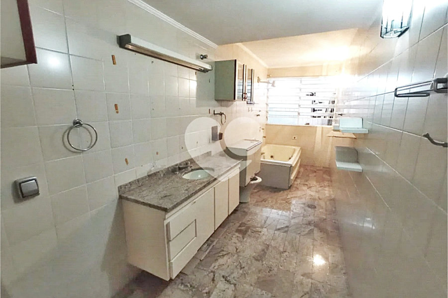 Casa Santa Teresinha | 4 Suítes | 280m² | 3 Vagas | Excelente Localização