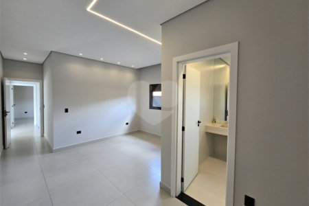 Maravilhosa Casa térrea em condomínio fechado no Portal Lamis, com 3 suítes, piscina privativa e persianas elétricas em excelente condomínio com salão de festas, piscina, quadras de tênis, beach tênis e campo de futebol. Vista cinematográfica da Pedra Grande.