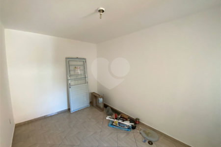 Casa térrea com salão comercial para venda no Santa Felícia.