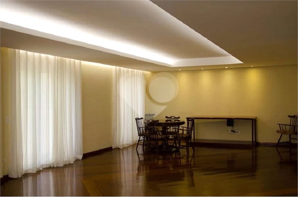 Apto na Vila Mariana c/270m2 - 4 Quartos/3 Suítes/5 Vagas de garagem - metrô Santa Cruz