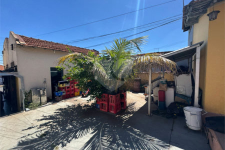 Casa com salão comercial, á venda, em São Carlos-SP.