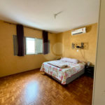 Casa térrea com piscina e 3 quartos.