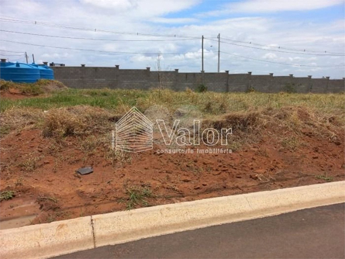 Terreno plano no Condomínio Villeneuve, com 250,00 m² de área total.