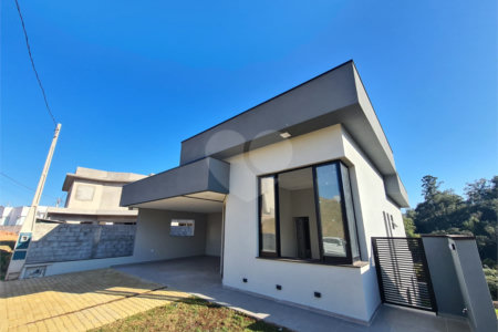 Casa à Venda em Condomínio na Cidade de Louveira/SP