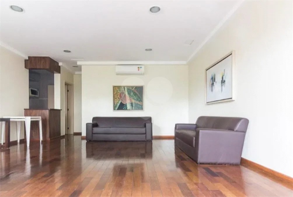 Apartamento à venda no Mandaqui com 3 dormitórios, sendo 1 suíte, sala ampla e bem distribuída, cozinha, 2 banheiros e área de serviço. O imóvel conta ainda com 1 vaga de garagem.