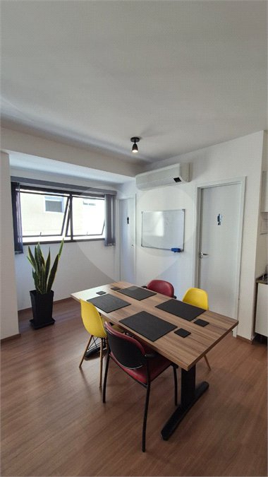 Sala Comercial moderna bem localizada .
