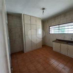 Casa Térrea com 3 dormitórios, sendo 1 suíte.