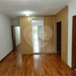 Casa á venda com 230m², 4 dorms, 2 suítes e 4 vagas na Vila Clementino. Estuda permuta.