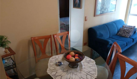 Lindo apartamento, muito bem conservado, com bom espaço interno.
