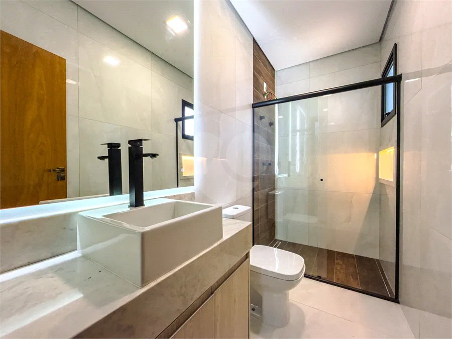 Indaiatuba - Condomínio Milano - Sobrado - 350 m² de terreno - 240 m² de área construída - 4 vagas de garagem, sendo 2 cobertas - Salas de estar e jantar integradas - 3 suítes com closet e varanda no pavimento superior - Escritório no térreo - Espaço gourmet com churrasqueira - Banheiro externo