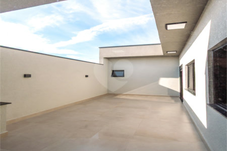 Indaiatuba- Jardim Bom Sucesso - Venda: R$ 765.000,00 - Área total: 150m² Área construída: 115m² - 3 dormitórios sendo 1 suíte com armário planejado; Cozinha integrada; Sala para dois ambientes; Banheiros com box gabinetes e espelhos; Área gourmet com churrasqueira a carvão e móveis planejados;