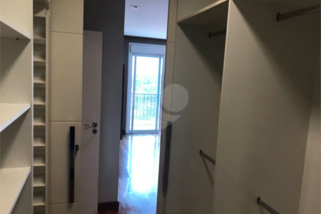 Apto 220 metros no Campo Belo. varanda, 5 vagas, 3 suítes. Visite