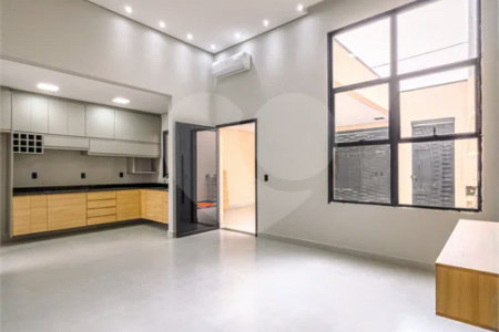 Indaiatuba - Jardim Bom sucesso - Área total: 150m² - Área construída: 115m² - 3 dormitórios sendo 1 suíte com armário planejado;Sala para dois ambientes; Banheiros com box gabinetes e espelhos; Área gourmet com churrasqueira a carvão e móveis planejados; Lavanderia coberta; Ar condicionado na sala