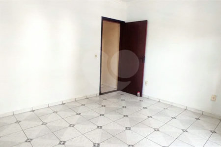 Casa com 180m², 3 dormitórios, 1 vaga, à venda na Vila Scarpelli em Santo André.
