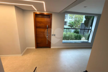 Sobrado de alto padrão no Swiss Park, totalmente reformado, com 4 suítes, piscina, elevador, espaço gourmet, 4 vagas e condomínio com lazer completo.