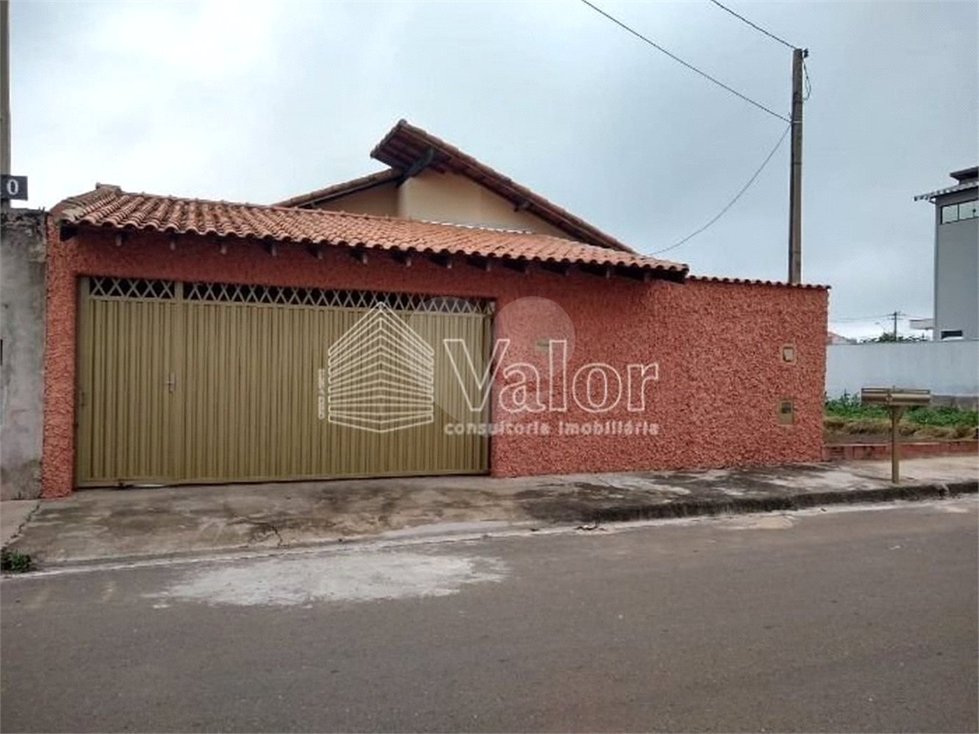 Casa Térrea com 3 dormitórios, sendo 1 suíte.