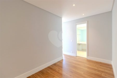 Apartamento para venda em Moema com 3 quartos, sendo 3 suítes, 2 vagas, 149 m²