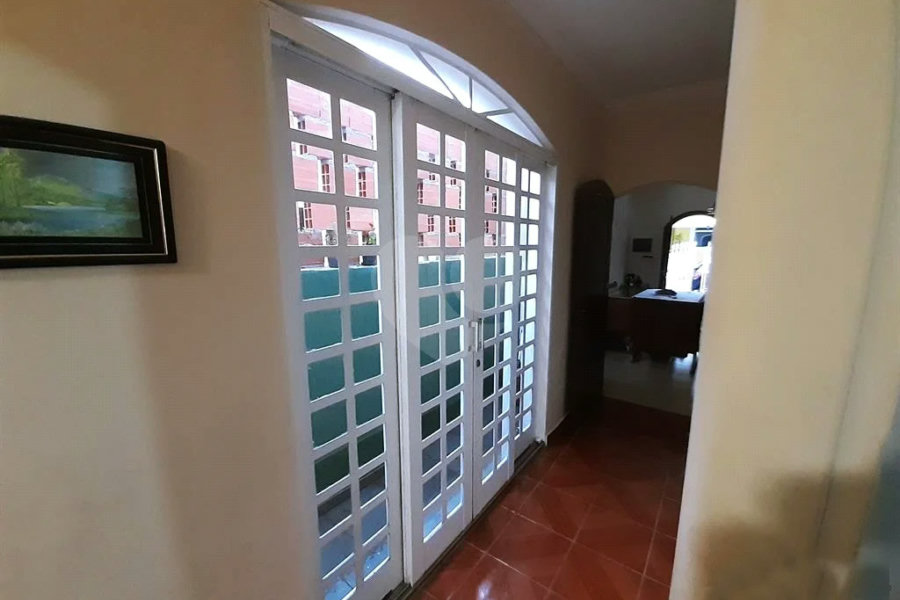 Casa térrea em rua fechada