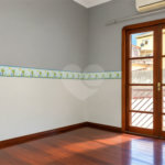 Casa à venda com 6 dormitórios, 3 suítes, piscina, área gourmet, hidromassagem, lareira, varanda e 6 vagas de garagem. Conforto e lazer para toda a família!
