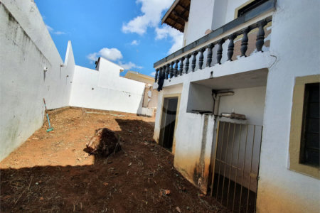 Casa térrea com 5 dormitórios, sendo 2 suítes.