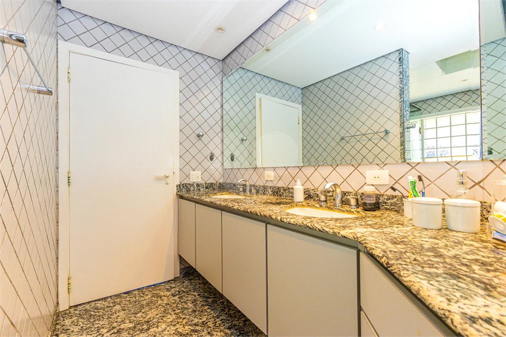 Casa à venda com 4 quartos, sendo 3 suítes, em Interlagos, São Paulo, SP